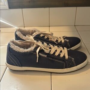 Taos Women's Starline Canvas Faux Fur Lined Blue Sneaker Size 9.5